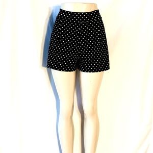 Cute black & white polka dot shorts med